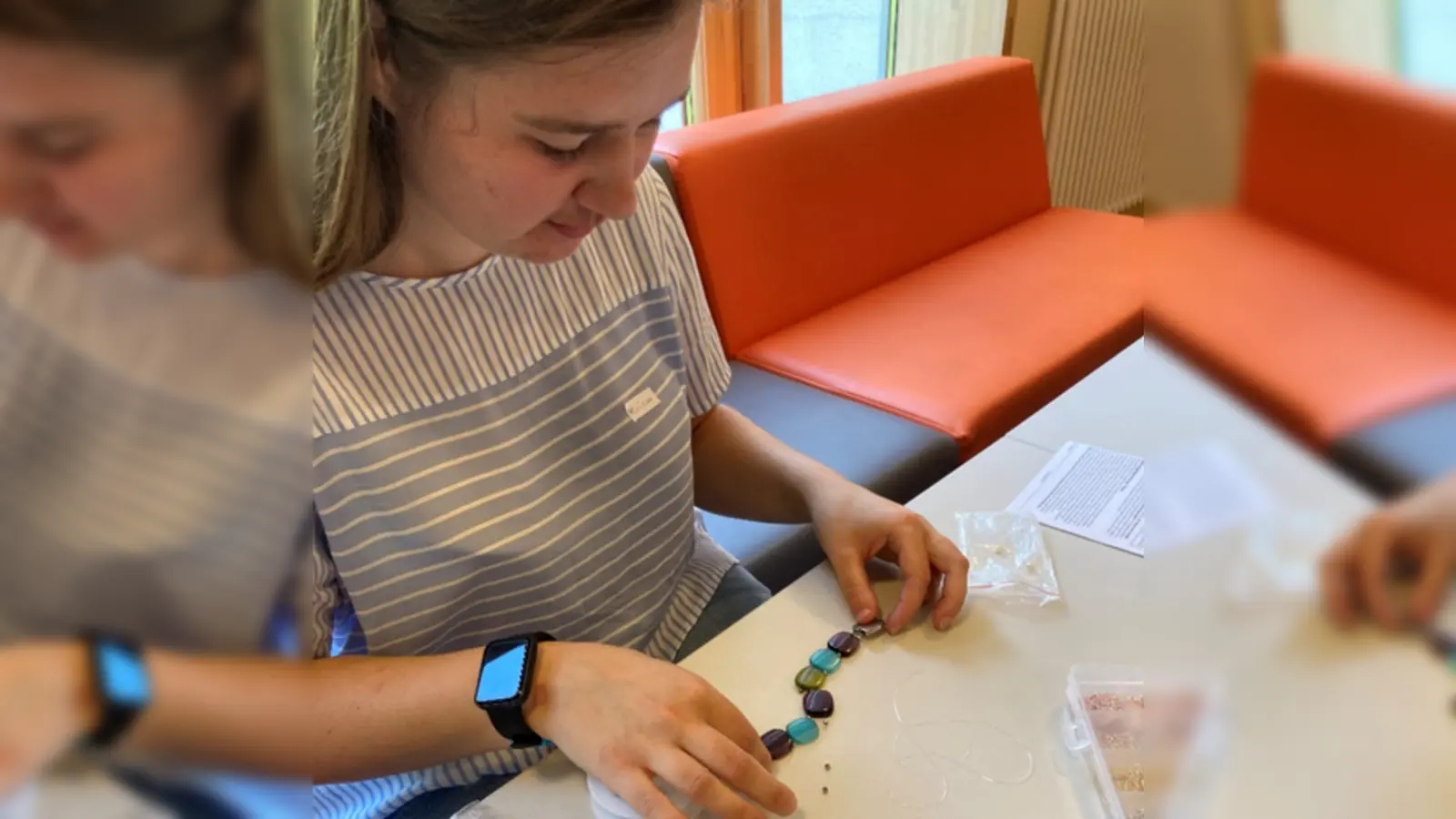 Auch bei Textil- und Schmuckreparaturen helfen die ehrenamtlichen Profis. (Foto: Trudering im Wandel)