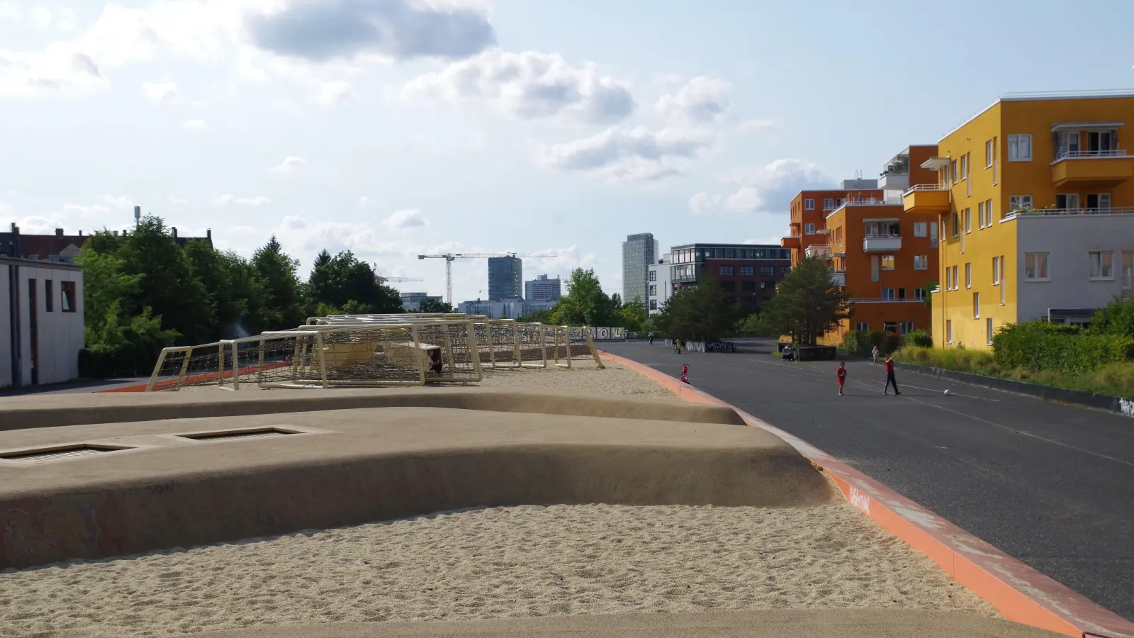 Im Sommer heizt sich der Quartiersplatz Theresienhöhe so stark auf, dass kaum jemand die Spielelandschaft am Bahndeckel nutzen möchte. (Foto: Beatrix Köber)