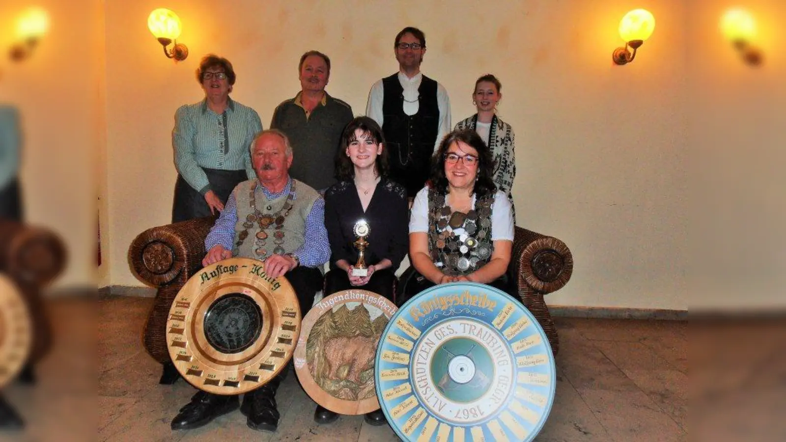 Kürzlich wurden die Könige der Altschützen Traubing ermittelt. Schützenkönigin 2019 wurde Karin Günther, Vizekönigin Isabell Zachmann . Schützenmeister Andreas Lörke wurde „Breznkönig“. Bei den Auflageschützen hatte erneut Wolfgang Lörke das ruhigste Händchen. Er wurde Auflagekönig vor seiner Frau Christl Lörke und Franz Ferstl. Jugendkönigin wurde Antonia Wild vor ihrer Schwester Johanna Wild. Die Sieger des Traubinger Königsschießen: Wolfgang Lörke (von links sitzend )Antonia Wild, Karin Günther, Christl Lörke (von links stehend), Franz Ferstl, Andreas Lörke, und Johanna Wild. (Foto: Altschützen Traubing)
