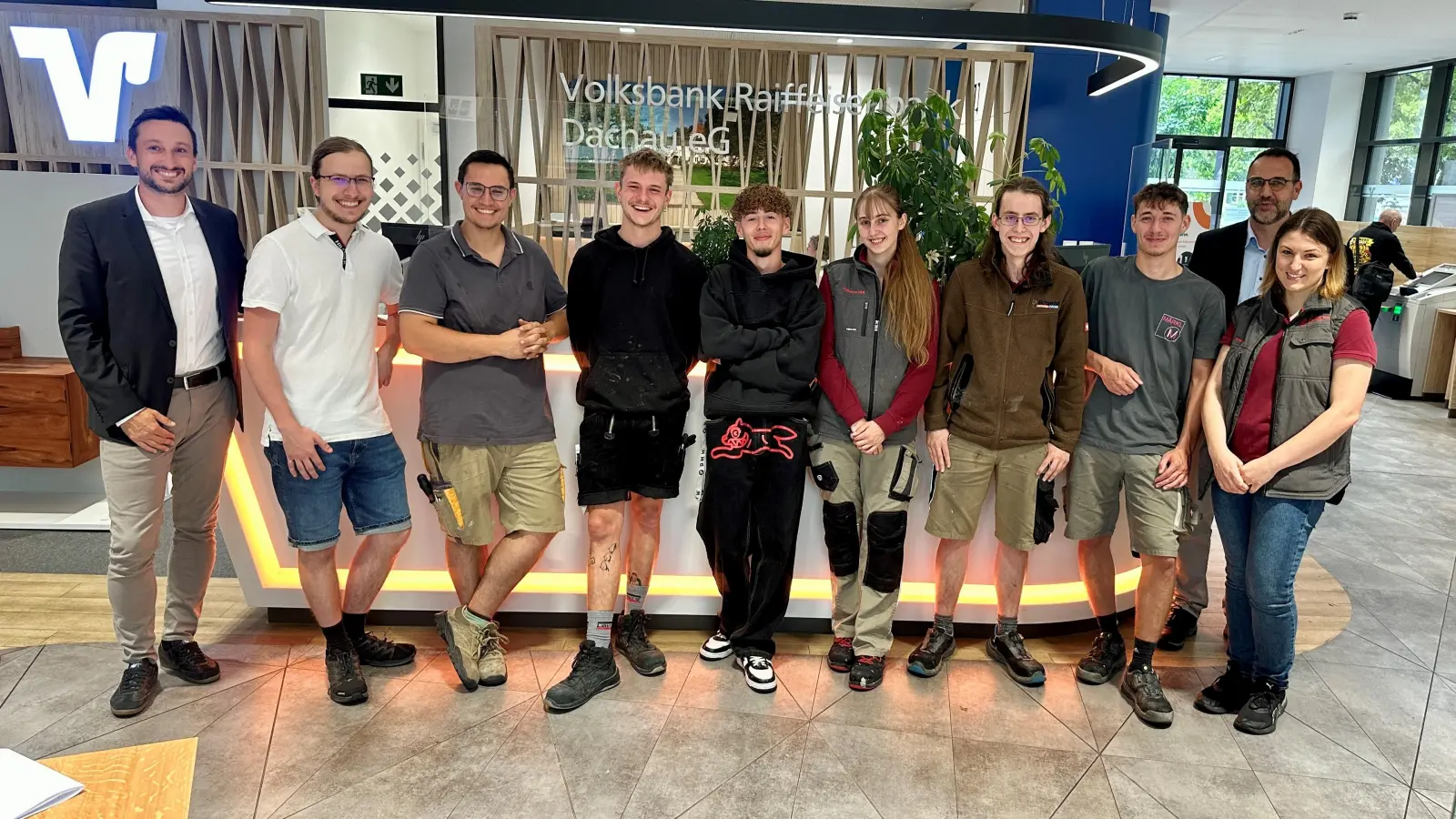 Andreas Hohler, Leiter Vertrieb und Marketing in der VR Bank Dachau, Marc Lentrodt, Martin Huber, Simon Koefer, Tim Radowsky, Katharina Hötl, Elias Winkler, Quirin Groß, Bankvorstand Ulrich Zeiler und Obermeisterin Anna Huber (v. l.). (Foto: VR Bank Dachau)