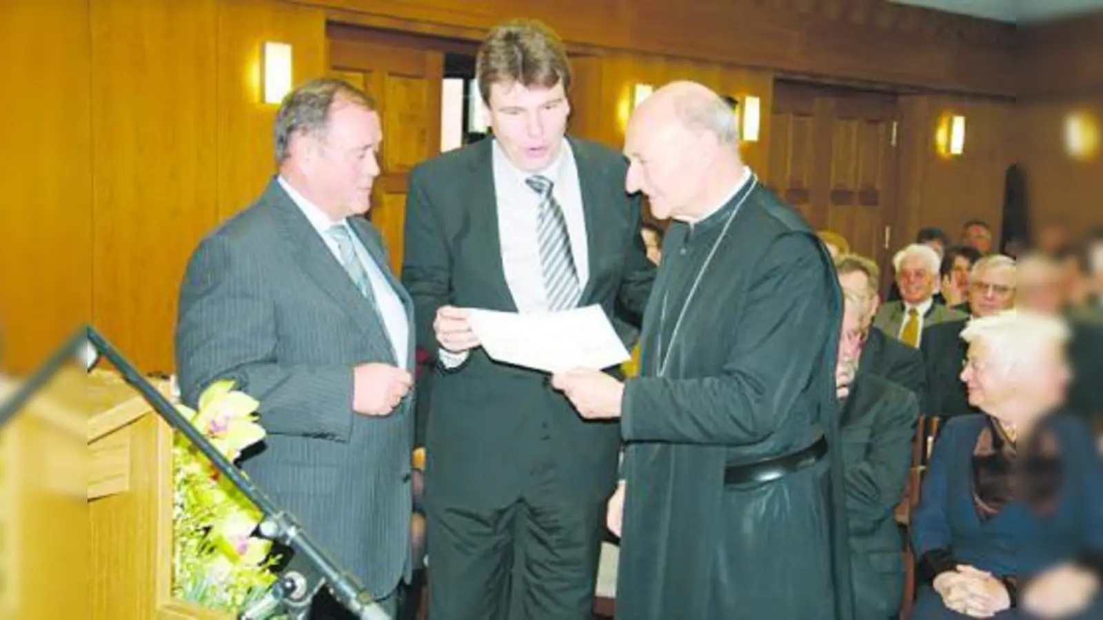 Der Ortsvorsitzende der Karlsfelder CSU Bernhard Gaigl (li.) und Bürgermeister Stefan Kolbe bei der Scheckübergabe an den Gastredner Abt Odilo Lechner (re.). (Foto: pi)