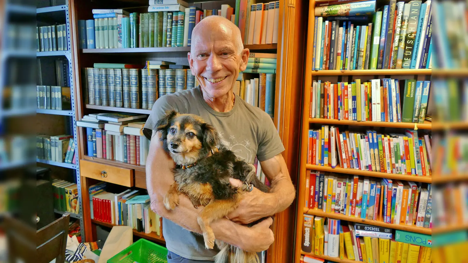 Umgeben von Büchern: Anton Größ mit seiner Coco. (Foto: Tierschutzverein München e.V.)