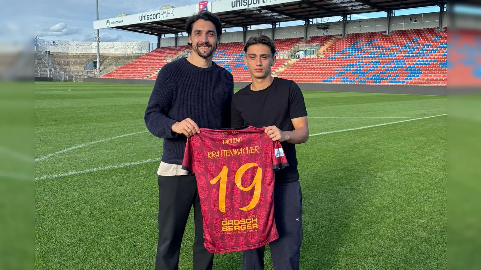 Ein weiteres Top-Talent aus dem Unterhachinger Nachwuchsleistungszentrum: Wesley Krattenmacher (rechts) mit Sportdirektor Markus Schwabl. (Foto: SpVgg Unterhaching)