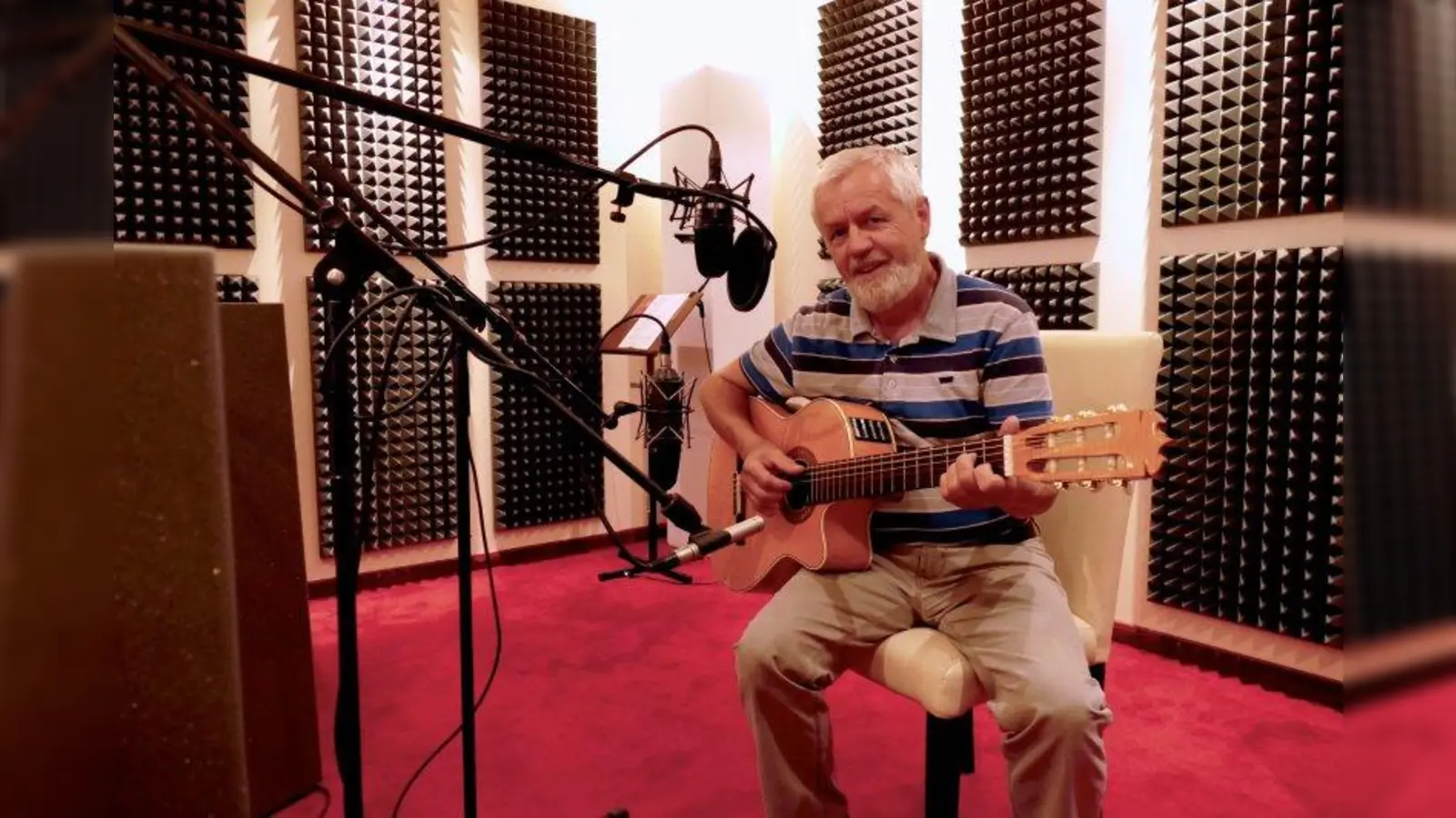 Ernst Deger (Gitarre) wird begleitet von Sophia Rollenmüller (Violine) und Jürgen Geiger (Orgel). (Foto: Deger)
