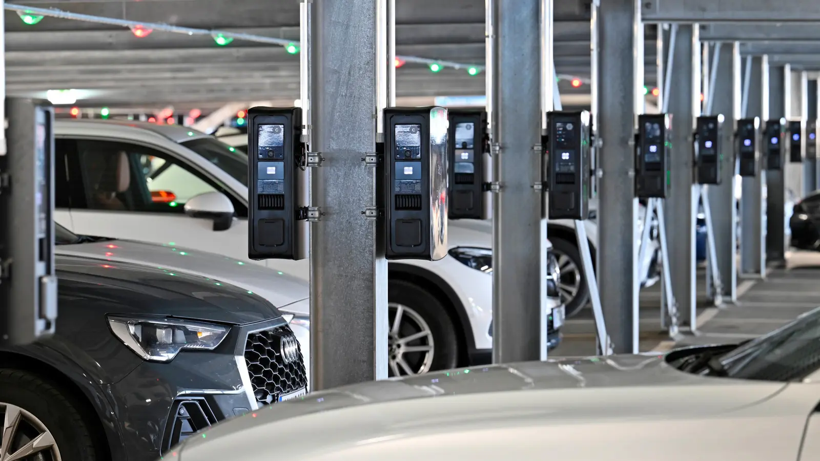 Der Ladepark für Elektroautos im P44 am Flughafen München. (Foto: ATF Pictures)