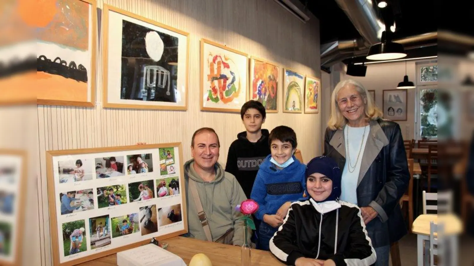 Malen im Helferkreis: Barbara Klug malte in den vergangenen zwei Jahren mit Kindern der Stockdorfer Flüchtlingsunterkünften, unter anderem mit den Kindern der Familie Maho. Die Bilder sind noch bis zum 1. Dezember im Treffpunkt zu sehen - und zu erwerben. (Foto: us)