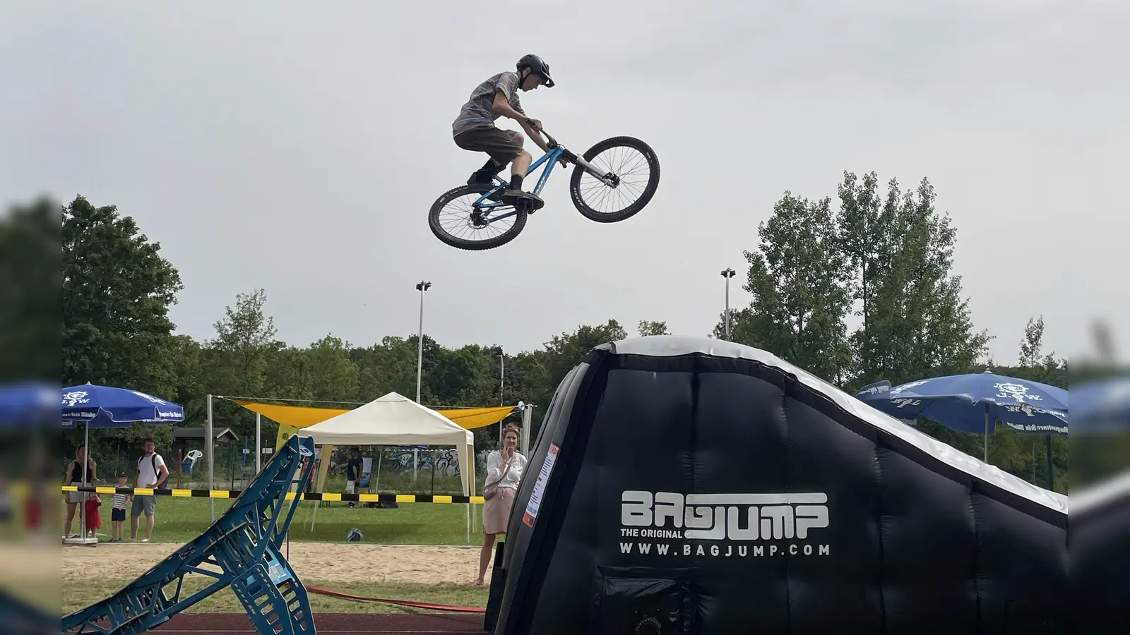 Über die aufblasbare Sprungschanze flogen die Dirtbiker vom Ride-Club im SCW. (Foto: pst)