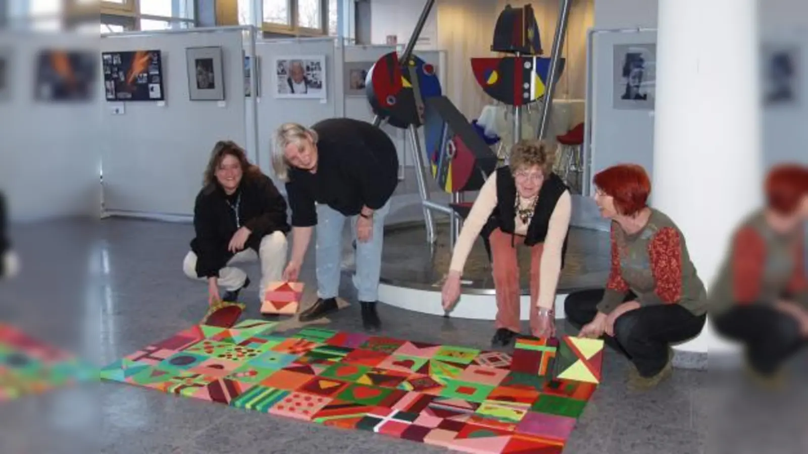 Hier beim ersten Zusammenstellen des am Internationalen Frauentag entstandenen Kunstwerkes: (von links) die Gleichstellungsbeauftragte Renate Konrad, Brigitte Storch, Brigitte Breidenbach und Bärbel Auer. (Foto: Eva Schraft)