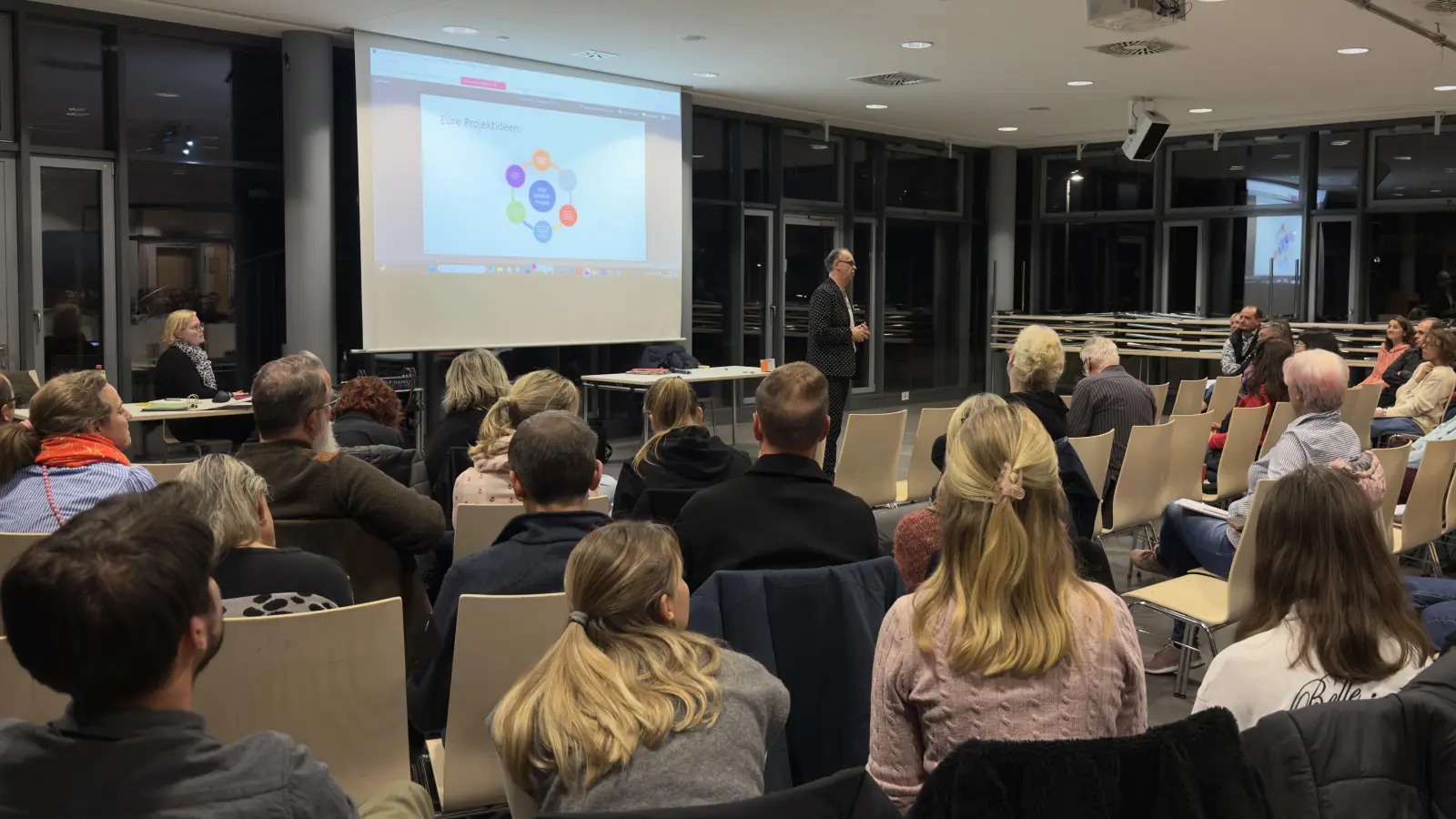 In großer Runde planen die Unterschleißheimer bei den Workshops ihr Zamma-Festival. (Foto: Ann-Kristin Höger)