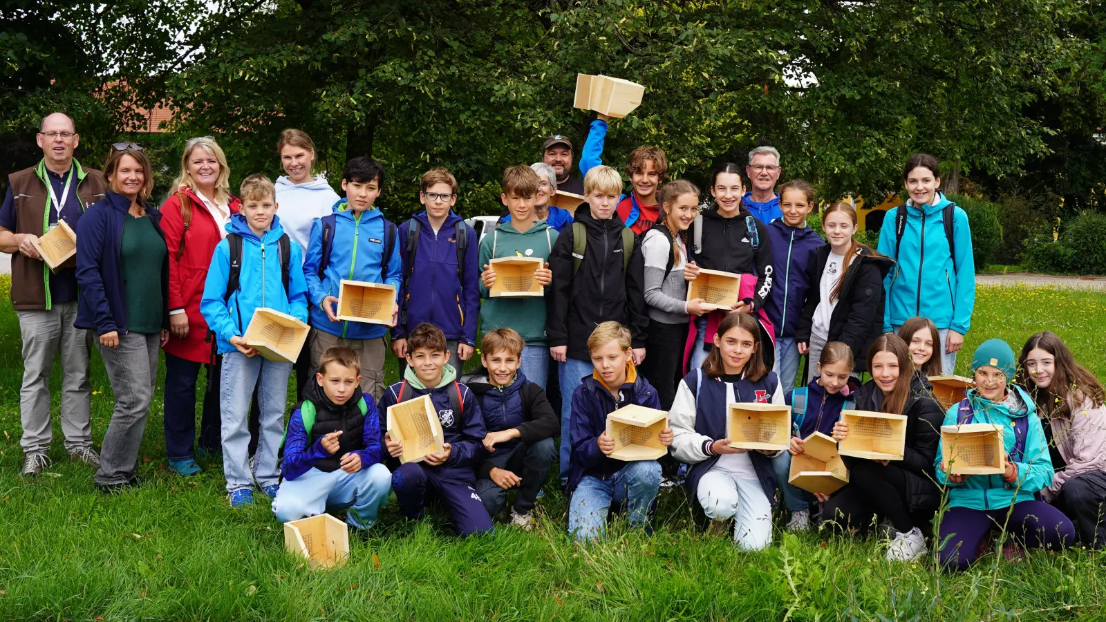 Schülerinnen und Schüler der 6. Klasse des Gymnasiums Kirchheim haben unter fachkundiger Anleitung Nisthilfen für Schwalben gebaut. (Foto: Bayerische Staatsgüter)
