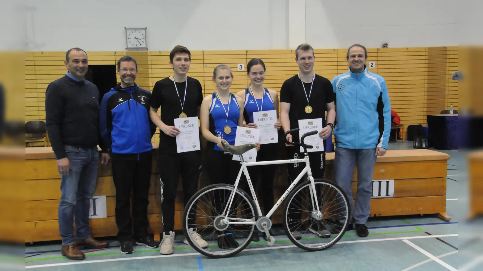 Stolze Sieger vom RSV Schleißheim (von links): Bürgermeister Markus Böck, Trainer Michael Grädler, die Kunstradfahrer Andreas Steger, Lea Steger, Emily Brenner und Alexander Brandl sowie Vorstand Markus Hollweck. (Foto: Verein)