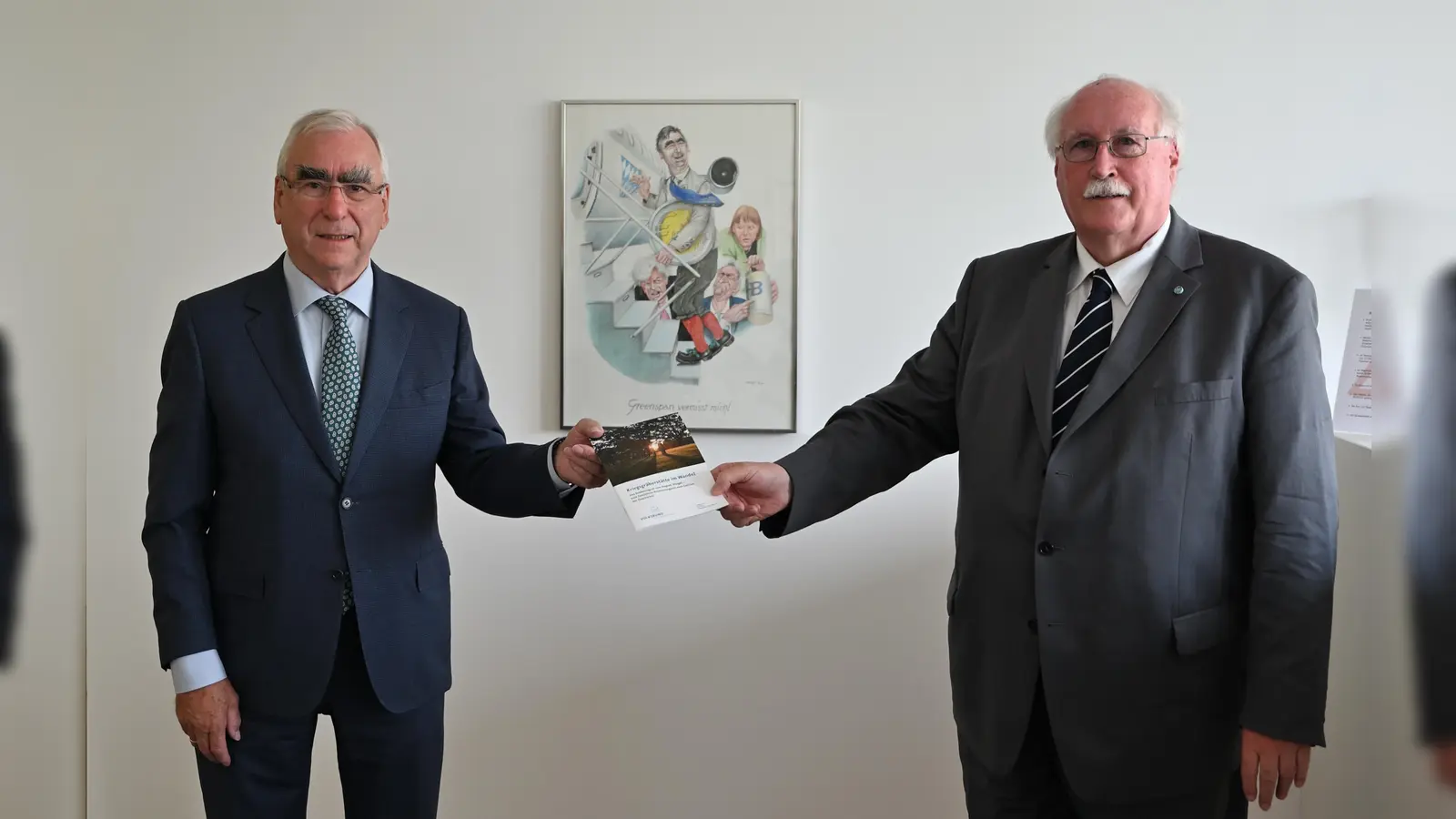 Volksbund-Landesvorsitzender Wilhelm Wenning übergibt die neue Publikation an Bundesminister a.D. Dr. Theo Waigel (links). (Foto: Volksbund)