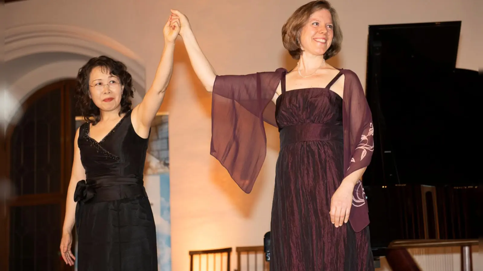 Angelika Huber, Sopran (r.) und Mizuko Uchida, Klavier gestalten den Abend der Konzertreihe Liedkunst-Kunstlied. (Foto: Angelo Esslinger )