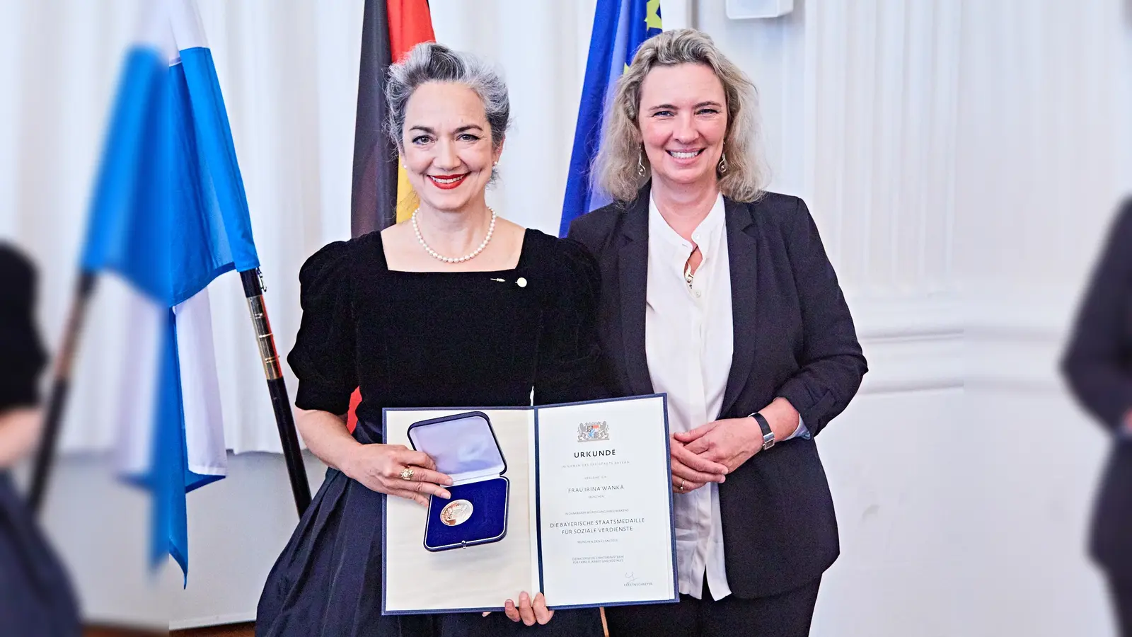 Bayerns Sozialministerin Kerstin Schreyer verlieh in der Residenz die Bayerische Staatsmedaille für soziale Verdienste an Irina Wanka, Vorsitzende des „Interessenverband Deutscher Schauspieler e.V. (Foto: © Gert Krautbauer/StMAS)