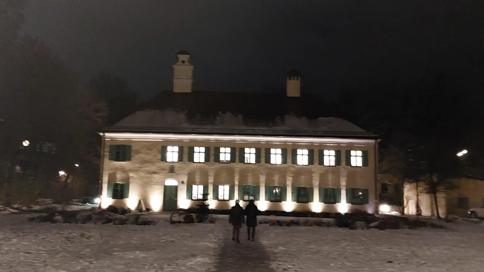 Vor dem Pelkovenschlössl begrüßen die Moosacherinnen und Moosacher gemeinsam das Christkind. (Foto: bas)