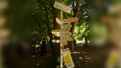 Viel geboten ist jedes Jahr beim Waldfest in Gauting. Da leistet ein Wegweiser zu den einzelnen Programmpunkten gute Dienste. (Foto: EKP)