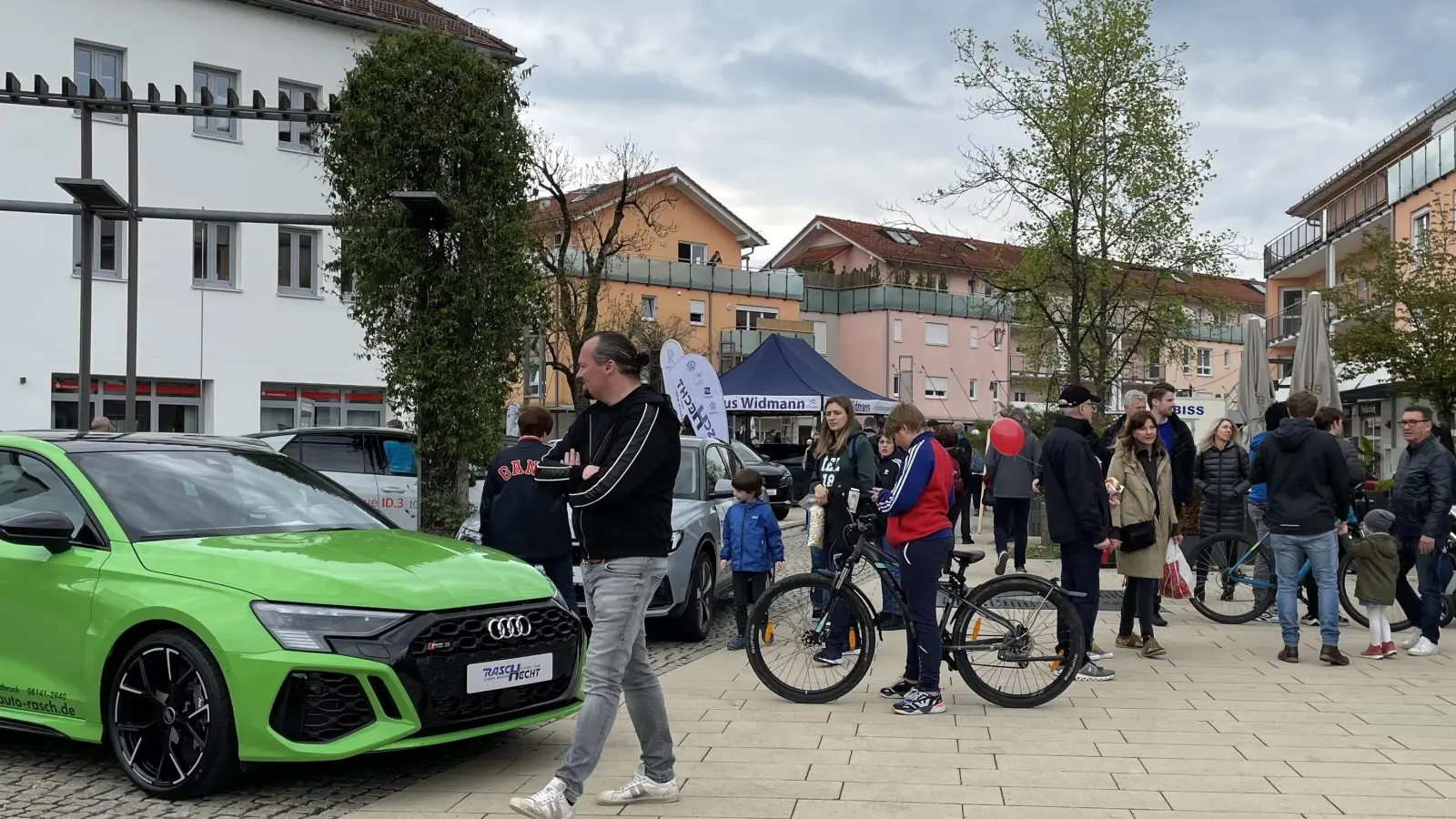 Am 13. Oktober findet der Herbstmarkt mit Autoschau in Gilching statt. (Foto: pst)