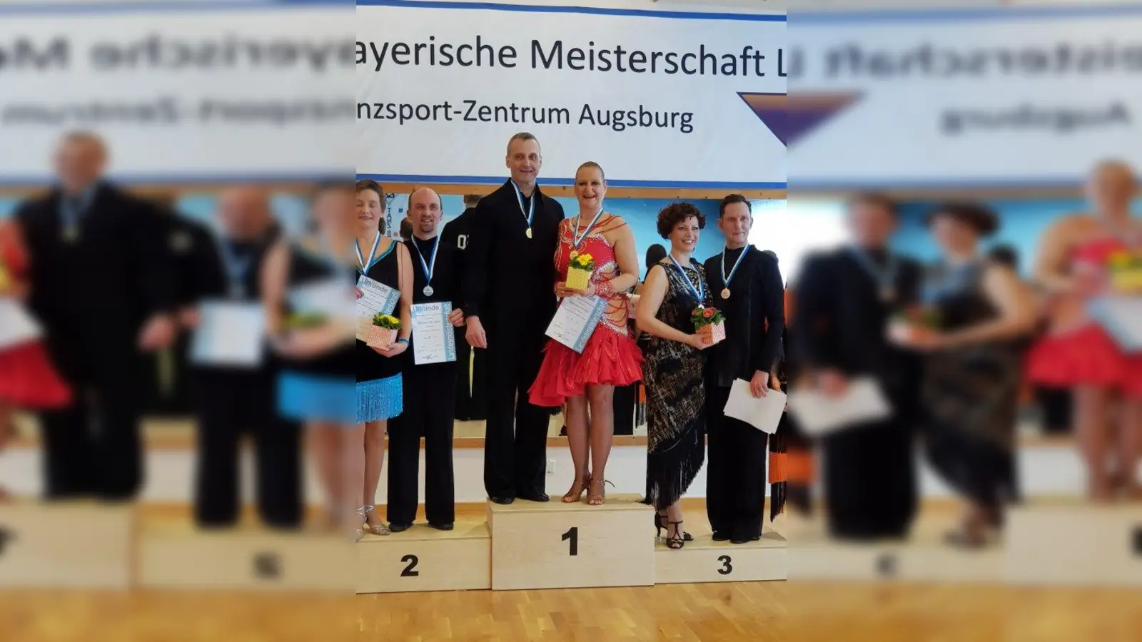 Freuen sich über ihre Goldmedaille: Beatrice Kobras und Wolfgang Weinthaler. (Foto: TSC Ammersee e.V.)