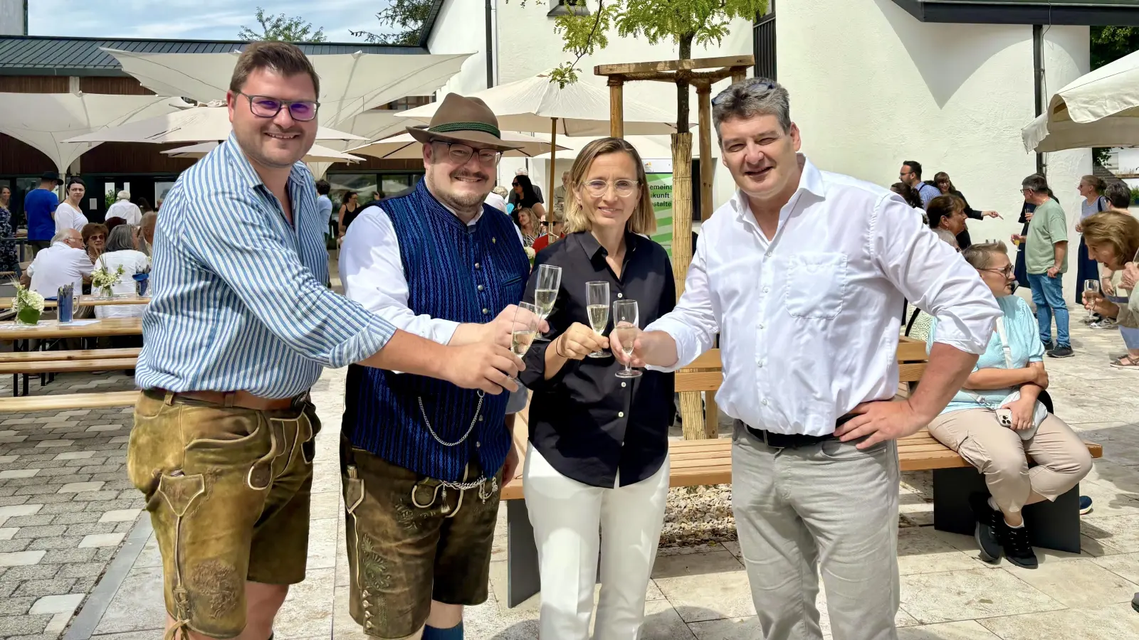 Prosit auf die neuen Außenanlagen: BA-Vorsitzender Sebastian Kriesel, Pfarrer Stefan Maria Huppertz, Landschaftsarchitektin Katrin Kronenbitter und MGS-Geschäftsführer Norbert Kobald (v. l.) bei der Einweihung. (Foto: Ulrike Seiffert)