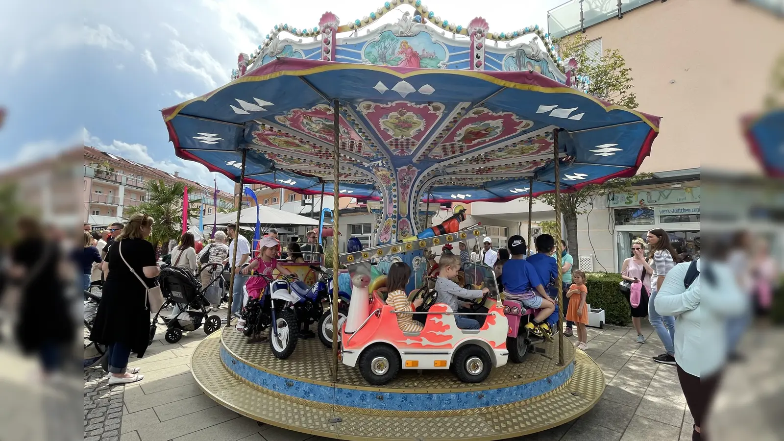 Eine Runde im Kinderkarussell macht den Marktsonntag zu einem lohnenden Ausflugsziel für die Kleinen. (Foto: pst)
