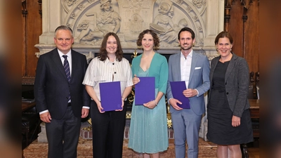Bürgermeisterin Dietl (r.) und Dr. Scharpf (l.) zeichneten (v.l.) Laura Steffl, Dr. Patricia Stainer und Dr. Roland Reitberger mit dem Hochschulpreis der Stadt aus.  (Foto: Michael Nagy)
