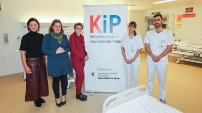 Bürgermeisterin Verena Dietl (M.), Gesundheitsreferentin Beatrix Zurek (r.) und München Klinik-Geschäftsführerin Petra Geistberger (l.) eröffneten das Kompetenzzentrums für internationale Pflegekräfte (KiP) an der MünchenKlinik Schwabing. (Foto: Michael Nagy/ Presseamt LHM)