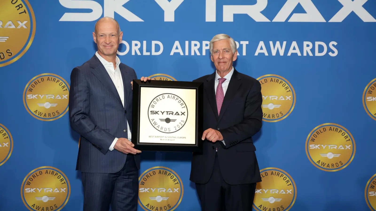 Jost Lammers, CEO Flughafen München GmbH (li.) und Edward Plaisted, CEO Skytrax, mit dem Skytrax Award 2025.  (Foto: Skytrax)