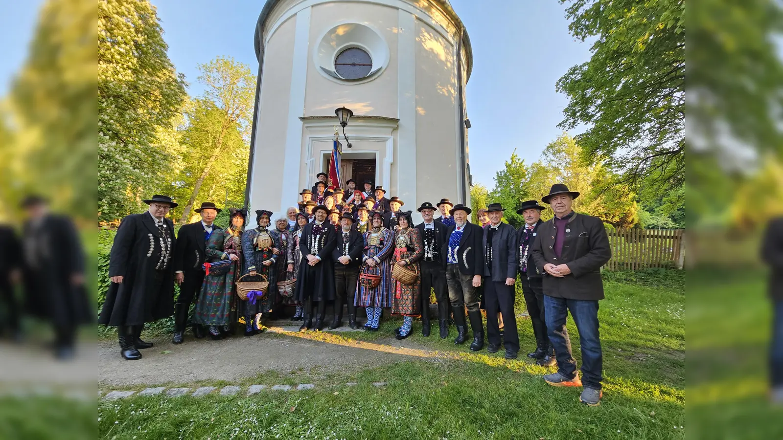 Die Ampertaler vor der Mariabrunner Kirche. (Foto: D'Ampertaler Dachau )