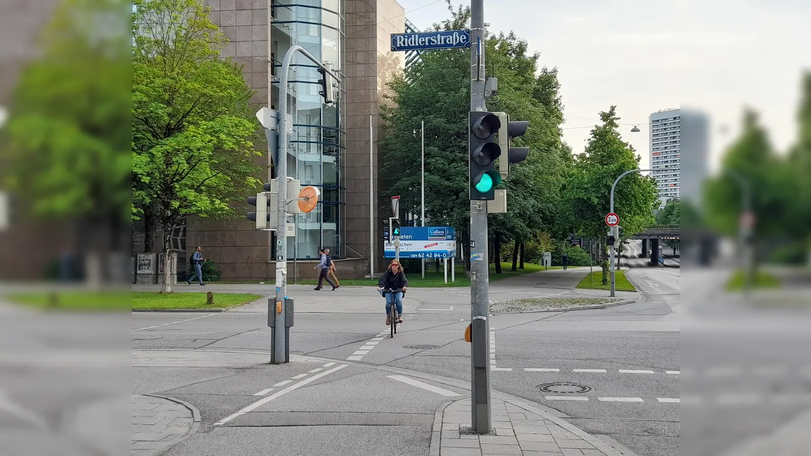 An der Kreuzung Barth-/Ridlerstraße soll die Grünzeit des Radverkehrs bis auf einen Schutzzeit bedingten Zeitversatz an die Grünzeit des parallelen Fahrverkehrs angeglichen werden. (Foto: Beatrix Köber)
