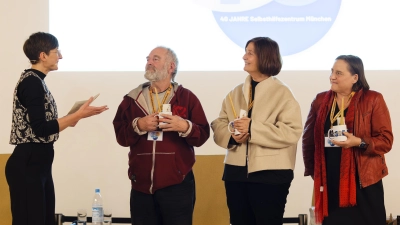 SHZ-Geschäftsführerin Kristina Jakob dankte dem Vorstand des Trägervereins des SHZ München (FÖSS e.V.) mit Fritz Letsch, Prof. Gabriela Zink und Susanne Veit (von links). (Foto: Mark Kamin)