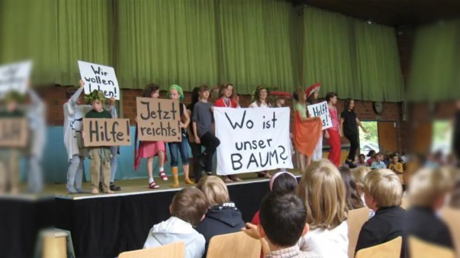 Damit hatte der Alien nicht gerechnet: Plötzlich beginnen die Erdbewohner, sich gegen die Umweltzerstörung zu wehren – am begeisterten Applaus ihrer Mitschüler konnten die jungen Schauspieler erkennen, dass diese Idee gut ankam. (Foto: Eva Schraft)