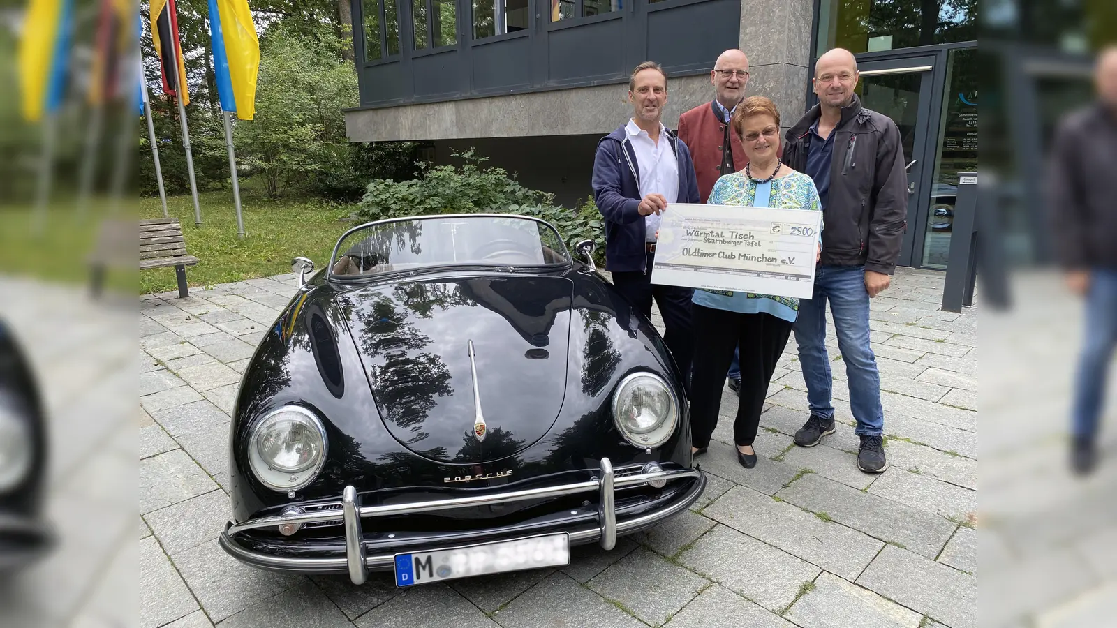 Freuten sich bei der Spendenübergabe (von links): Jürgen Maul (Vorstand Oldtimer Club München e.V.), Bürgermeister Rudolph Haux, Karin Wolf (Würmtaler Tisch) und Marcus Gebhard (Oldtimer Club München e.V.) (Foto: Gemeinde Krailling)