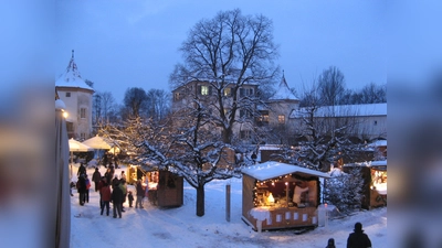 Stimmungsvoll präsentiert sich alljährlich der kleine Weihnachtsmarkt im Innenhof der Blutenburg. (Foto: BBV)