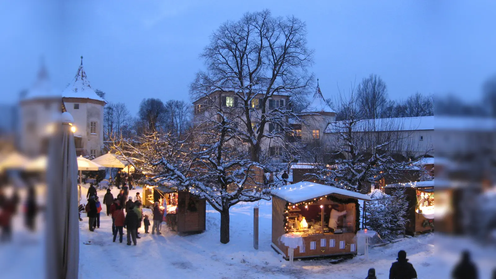 Stimmungsvoll präsentiert sich alljährlich der kleine Weihnachtsmarkt im Innenhof der Blutenburg. (Foto: BBV)
