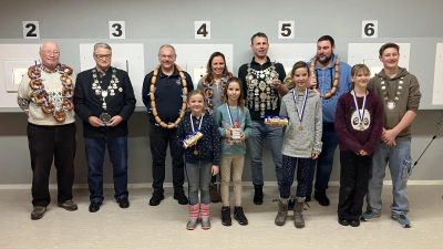 Erfolgreiche Schützinnen und Schützen: v.l. Martin Pfisterer, Franz Wastian, Kurt Hänel, Josephine Eimansberger, Viktoria Hillenbrand, Amelie Müller, Robert Schmid, Magdalena Müller, Stephan Keilitz, Rosalie Gastl und Leopold Gastl. (Foto: SG St. Sebastian Aufkirchen)
