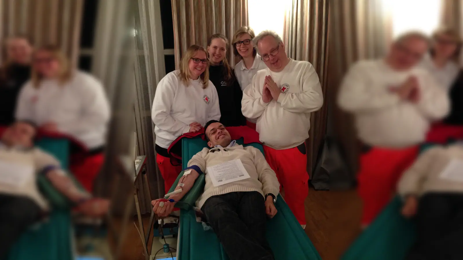 Thomas Angenendt (rechts) und die Mitglieder des BRK Ismaning bitten zur Blutspende. (Foto: BRK Ismaning)