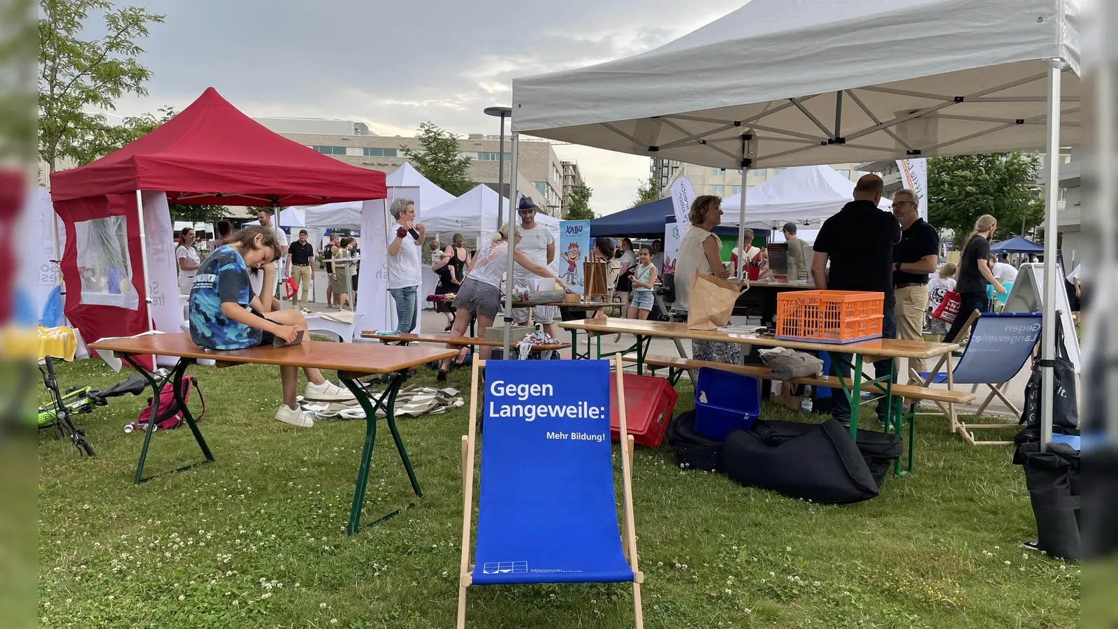 „Gegen Langeweile” steht auf der Liege. Das Motto passte perfekt für das Sommerfest in Freiham. (Foto: pst)