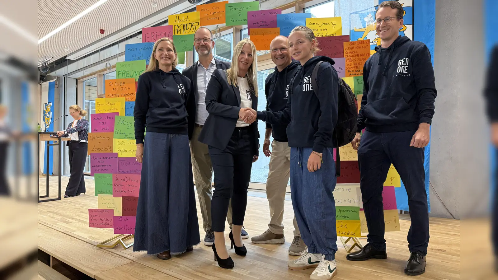 Direktorin Eva Weingandt (Mitte) begrüßt Schülerin Fiona mit Handschlag. Auch Fördervereinsvorstand Sonja Sulzmaier, Jens Waltermann, Bürgermeister Christian Schiller und Landrat Stefan Frey (v.l.) gratulieren. (Foto: pst)