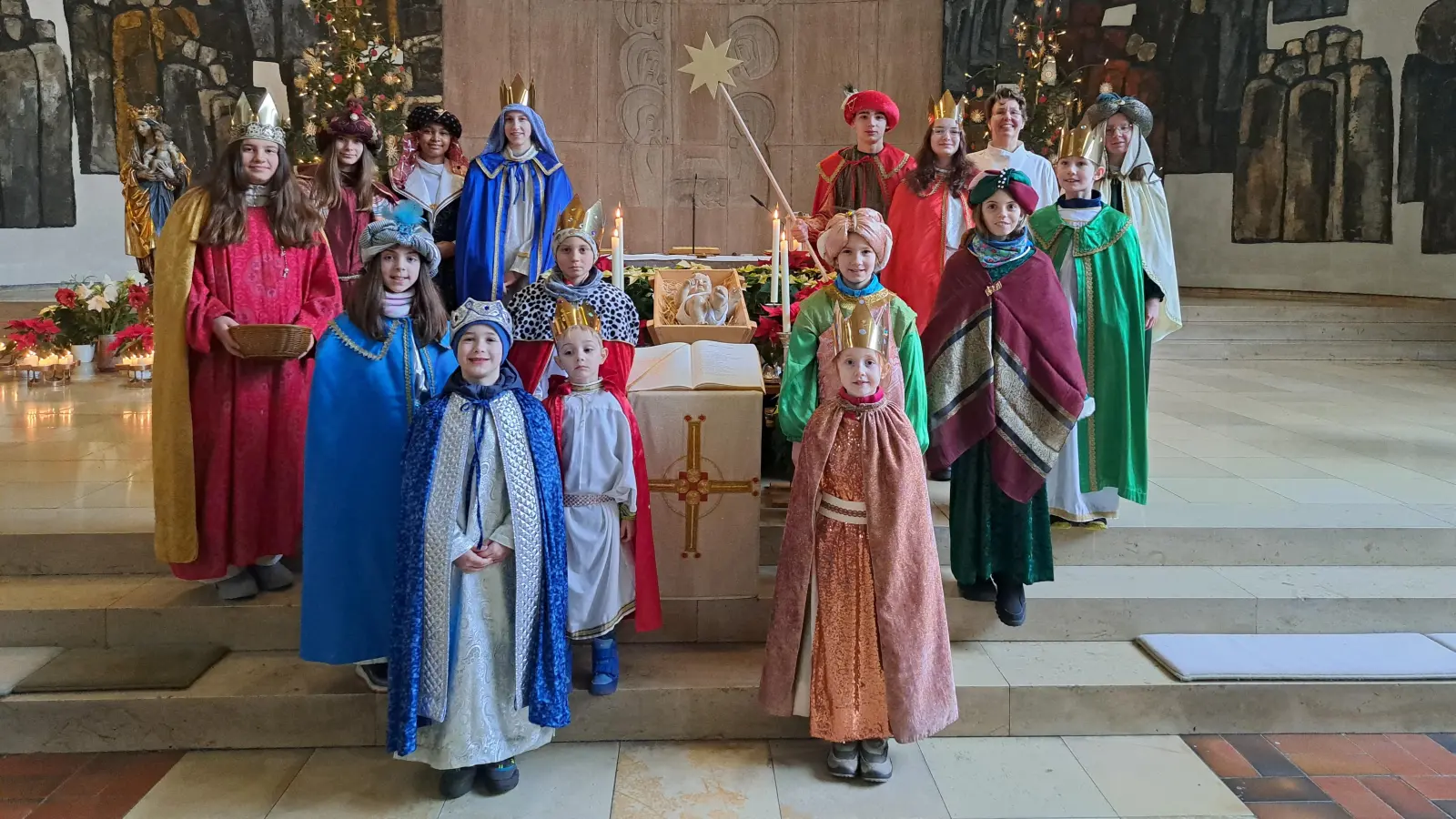 Die Sternsinger von „Zwölf Apostel“, im Bild mit Pastoralreferentin Sabine Keller (rechts hinten) zogen aufgeteilt in drei Gruppen los und brachten den Segen. (Foto: privat)