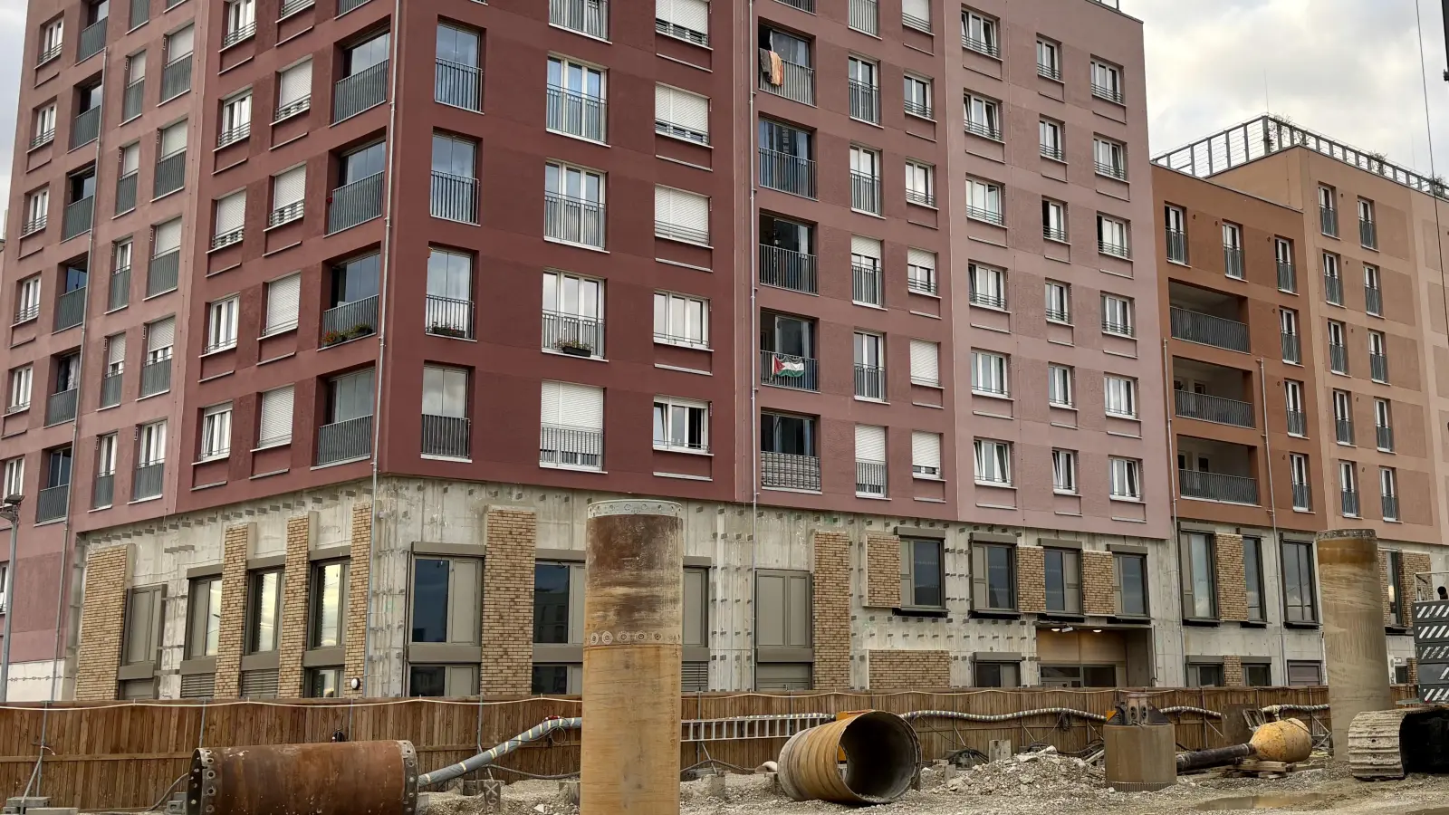Hier soll in Kürze das Kulturzentrum Freiham unterkommen. Genau davor hält später einmal die U-Bahn. Ein Vorhaltebauwerk dafür wird geschaffen. Das soll auch für Kultur genutzt werden. (Foto: Ulrike Seiffert)