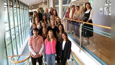 Die neuen Lehramtsanwärterinnen und Lehramtsanwärter wurden herzlich begrüßt (v.r.): Schulamtsleiterin Manuela Hollweg, Regina Winkler-Menzel (Leiterin Studienseminar Grundschule), Schulamtsdirektorin Ulrike Eberlein-Harasim, Dr. Stephanie Berner (Leiterin Studienseminar Grundschule) und Personalratsvorsitzende Nicole Bannert. (Foto: LRA)