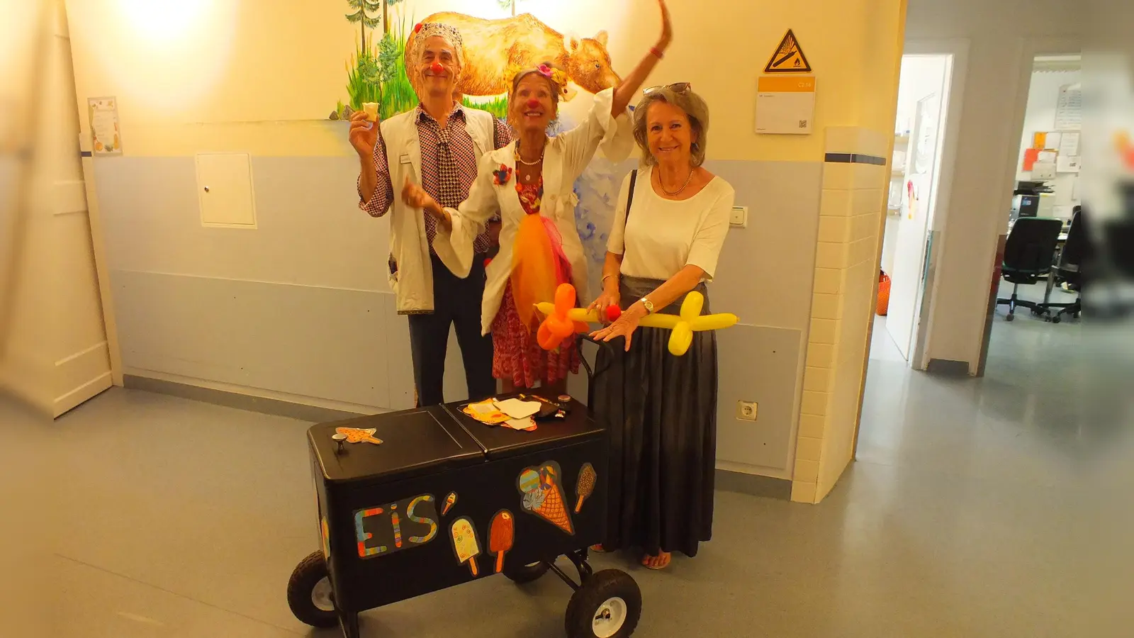 Freuten sich über die Spende (von links): „Dr. Willi Schmarrn”, „Frau Dr. Machtnix” und Gabriele Mehner-Mack. (Foto: Andrea Andrade)