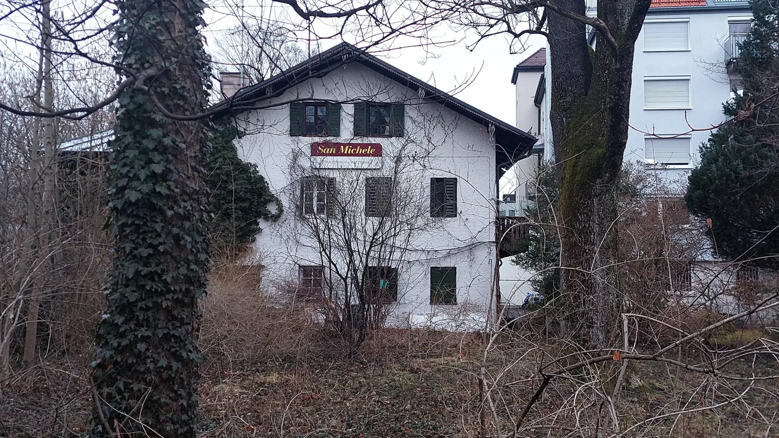 Das Mahlerhaus in der Baumkirchner Straße steht seit fast zehn Jahren leer. Geplant ist, hier eine Kita einzurichten. Jetzt könnte Bewegung in die Sache kommen. (Foto: bas)