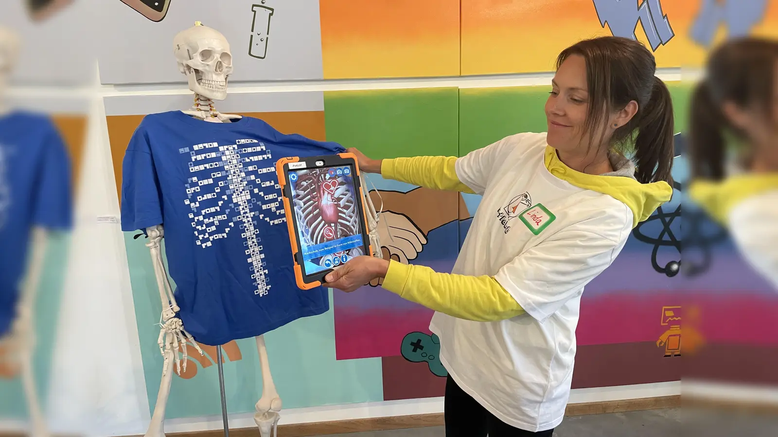 Dem Menschen schaut Betreuerin „Linda” mit der Computer-App unter die Haut schauen. (Foto: pst)