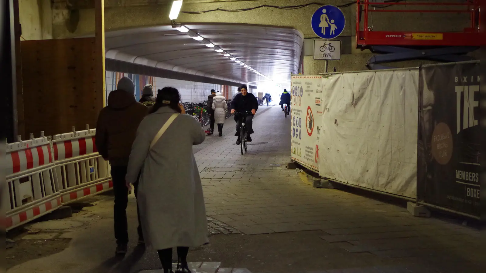 Tauben, Uringestank und verengte Wegeführung für Radfahrer und Fußgänger: In der Laimer Röhre liegt Baustellen bedingt einiges im Argen. (Foto: Beatrix Köber)