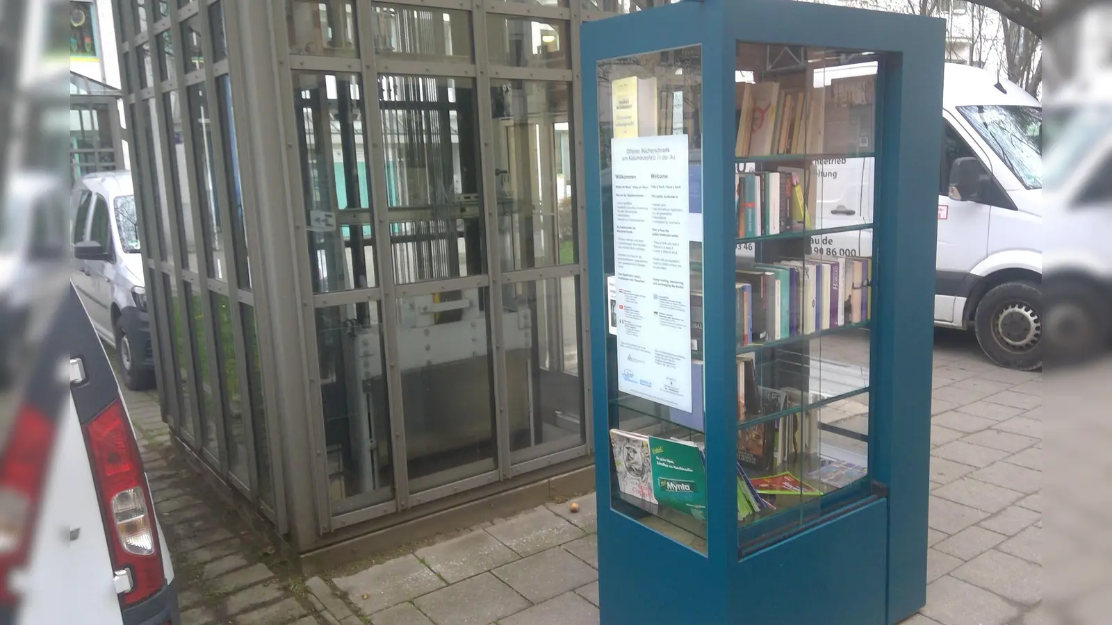 Seit kurzem zugänglich: der offene Bücherschrank vor dem ASZ Untergiesing am Kolumbusplatz. (Foto: bas)
