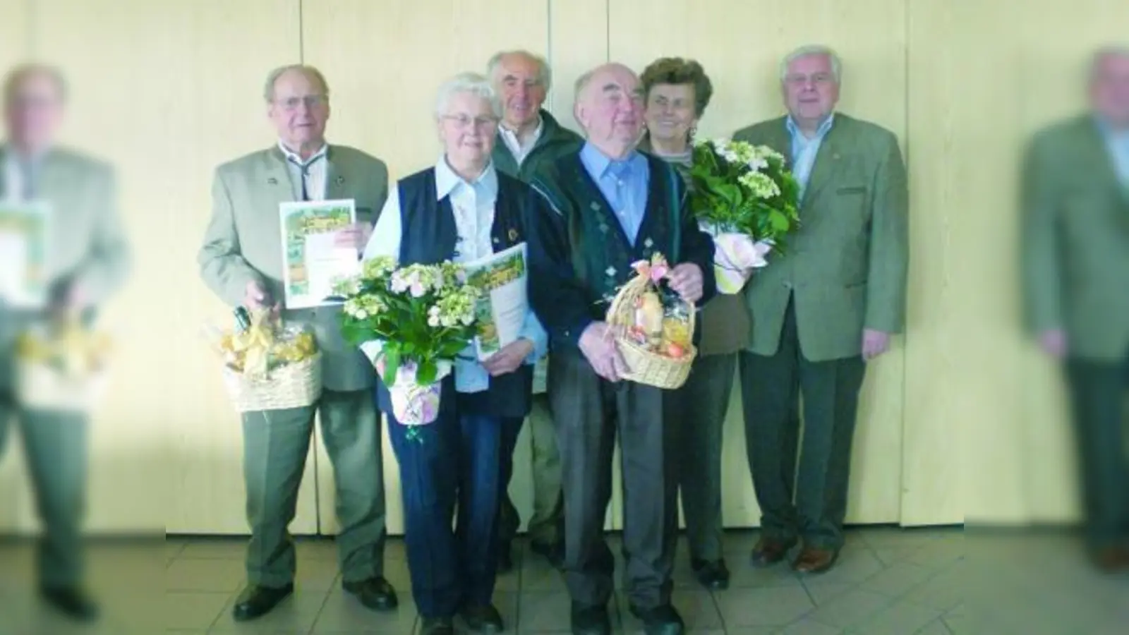 Freuten sich über ihre Urkunden: (von li.n.re.) Ignaz Schöttl (50 Jahre Vereinsmitgliedschaft), Eleonore Sedlmeier (30 J.), Josef König (55 J.), Josef Wagner (50 J.) und Anna Seitz (45 J.). Der Vereinsvorstand Albert Metz (ganz re.) freut sich mit. (Foto: pi)