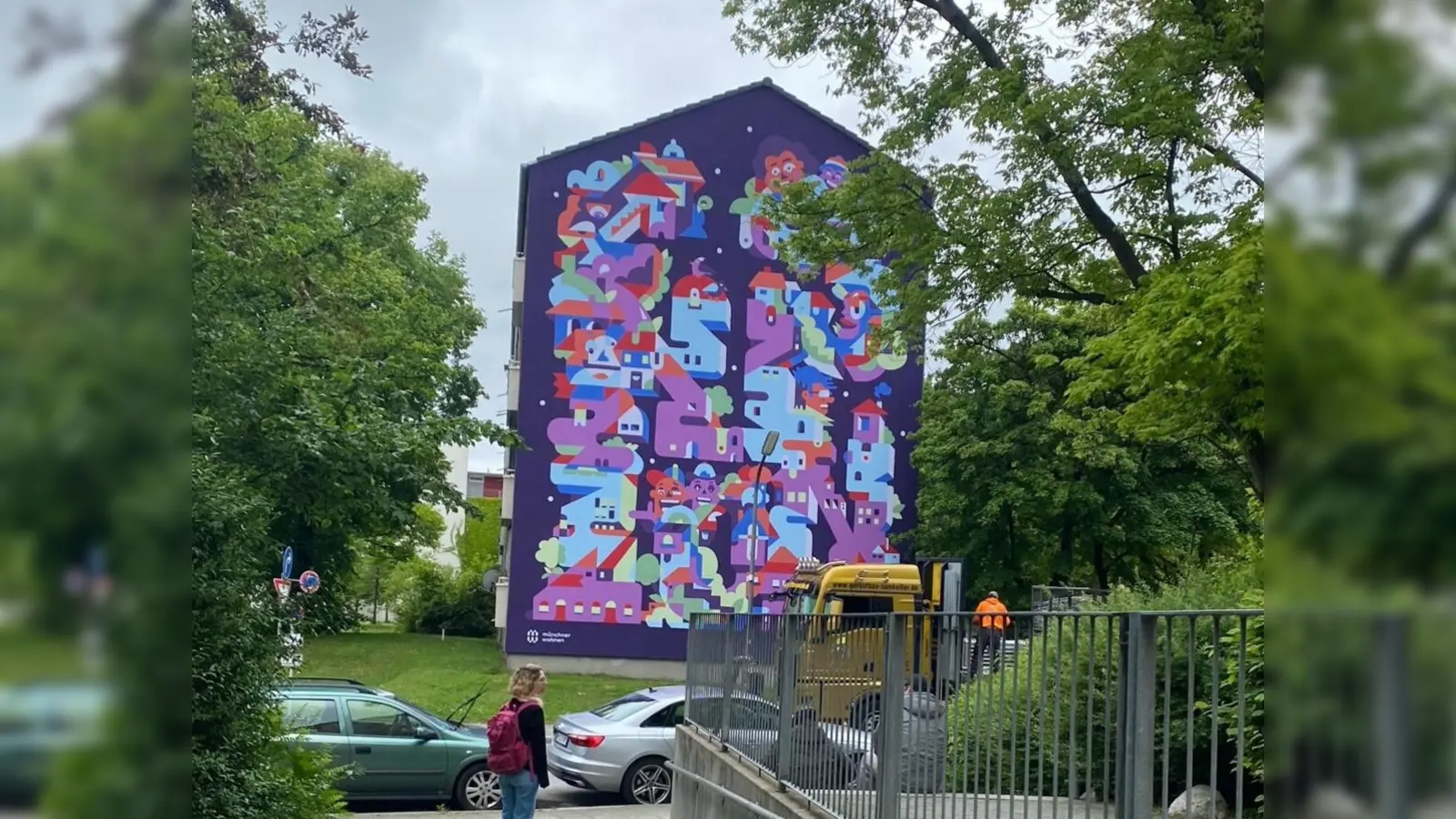 In der Möschenfelder Straße 11 in Ramersdorf ziert seit kurzem das 14 mal 10 Meter große Kunstwerk „Fusion“ die Fassade. (Foto: Münchner Wohnen)