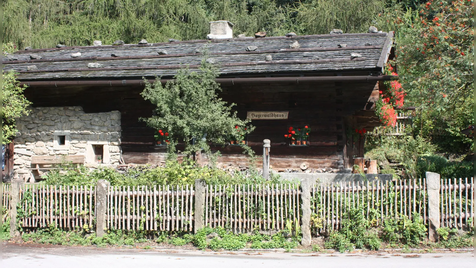 Das Bayerwaldhaus wurde 1760 errichtet und steht seit über 40 Jahren im Westpark. (Foto: job)