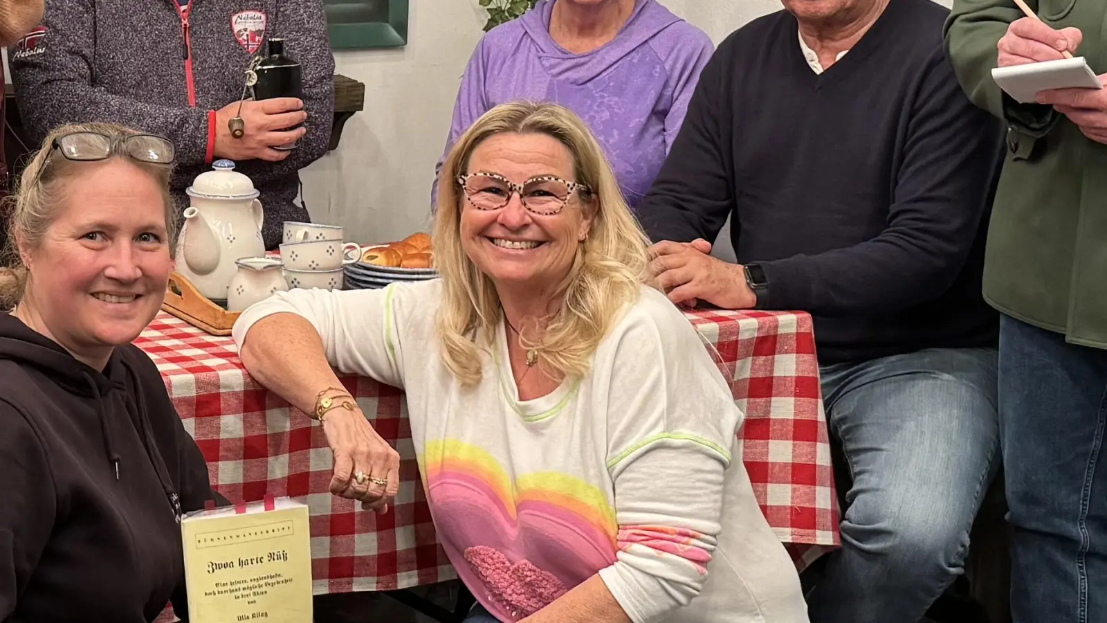 Das Ensemble des Frühjahrsstücks: v.l. Sonja Just, Wolfgang Balk, Jan Konarski, Brigitte Zirk, Anke Rosebrock, Michael Brida, Gabriele Fischer, Peter Krötz und Erich Langner. Davor kniend Soufleuse Claudia Schmick (l.) und Spielleiterin Natalie Wieland. (Foto: LLBB)